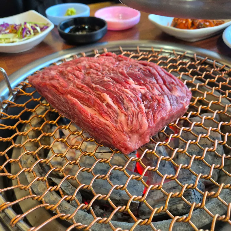 숯불 위에서 익어가는 꽃등심