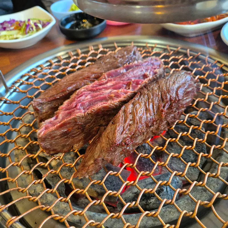 잘 익은 꽃등심 구이