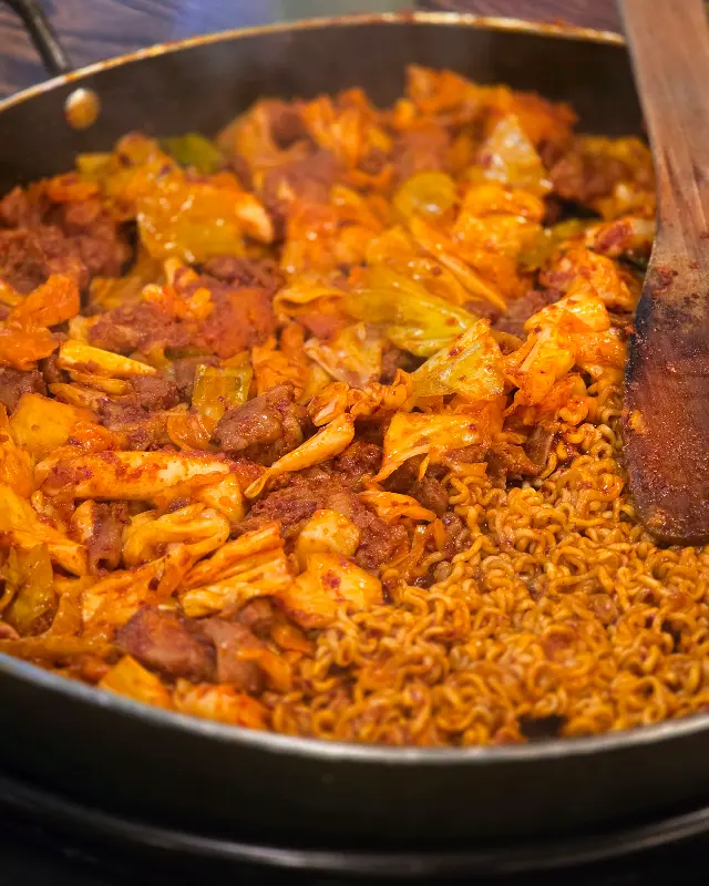 푸짐하게 담겨 나온 닭갈비