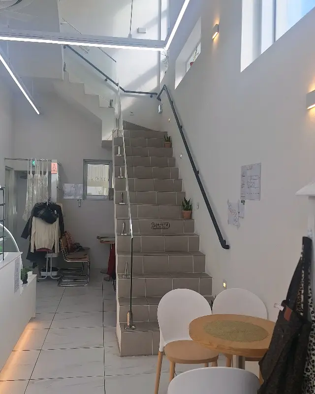 2층으로 올라가는 계단