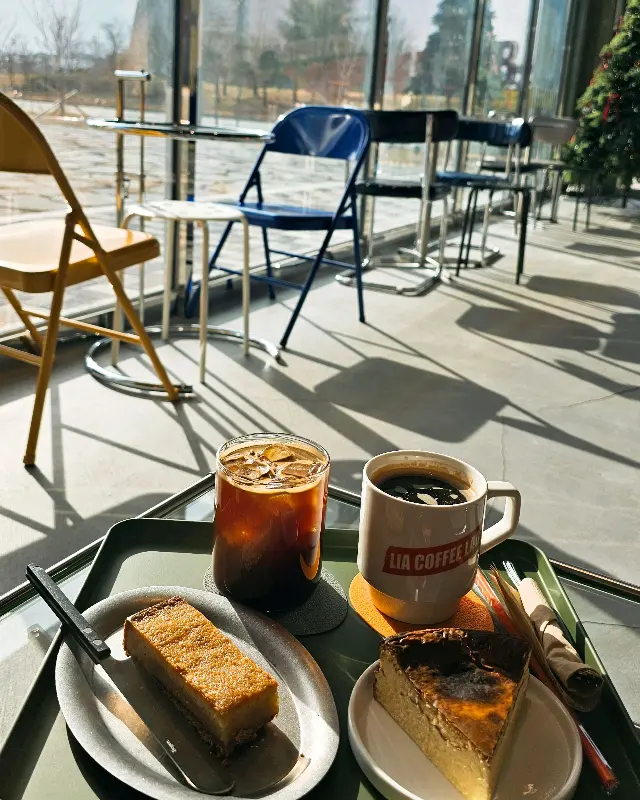 깔끔하게 차려진 커피와 디저트
