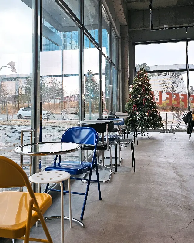 리아커피랩의 넓은 창가 좌석