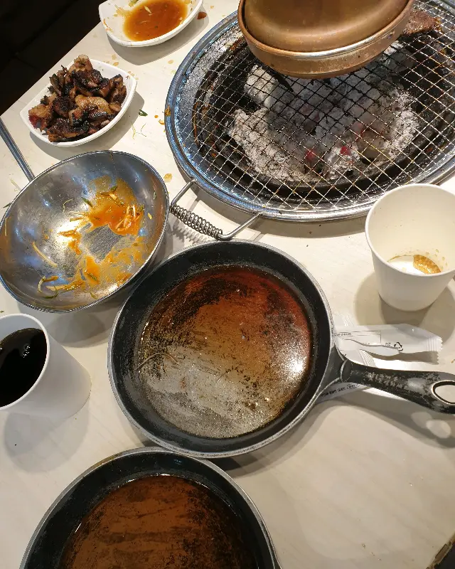 다 먹은 후의 숯불과 갈비 양념 그릇