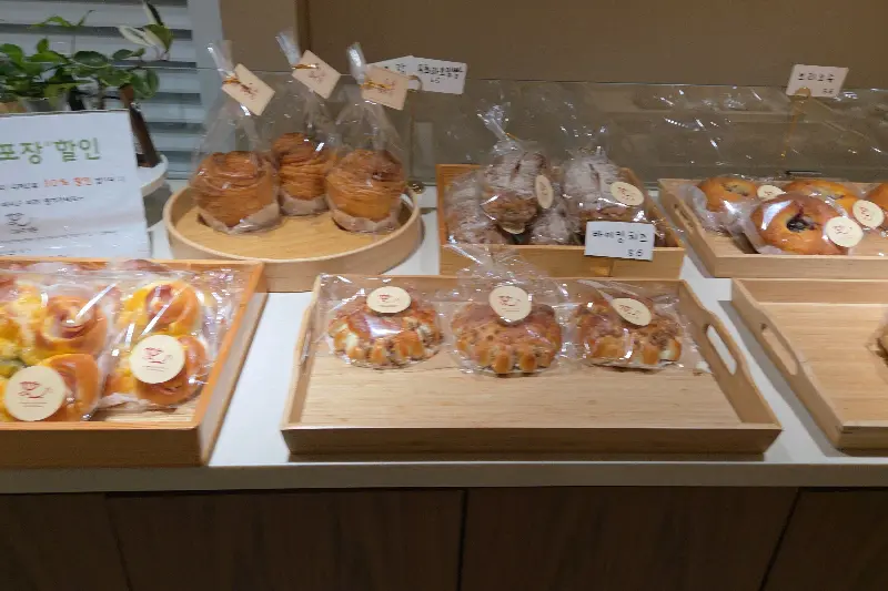 다양한 종류의 빵과 케이크