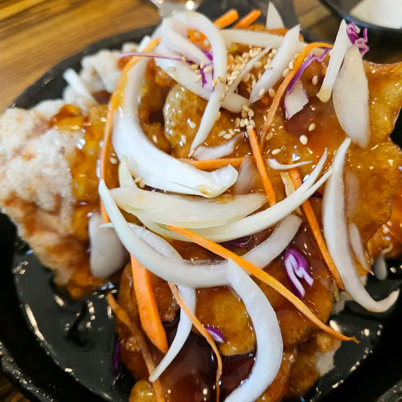 탕수육 위에 올려진 양파, 당근, 양배추