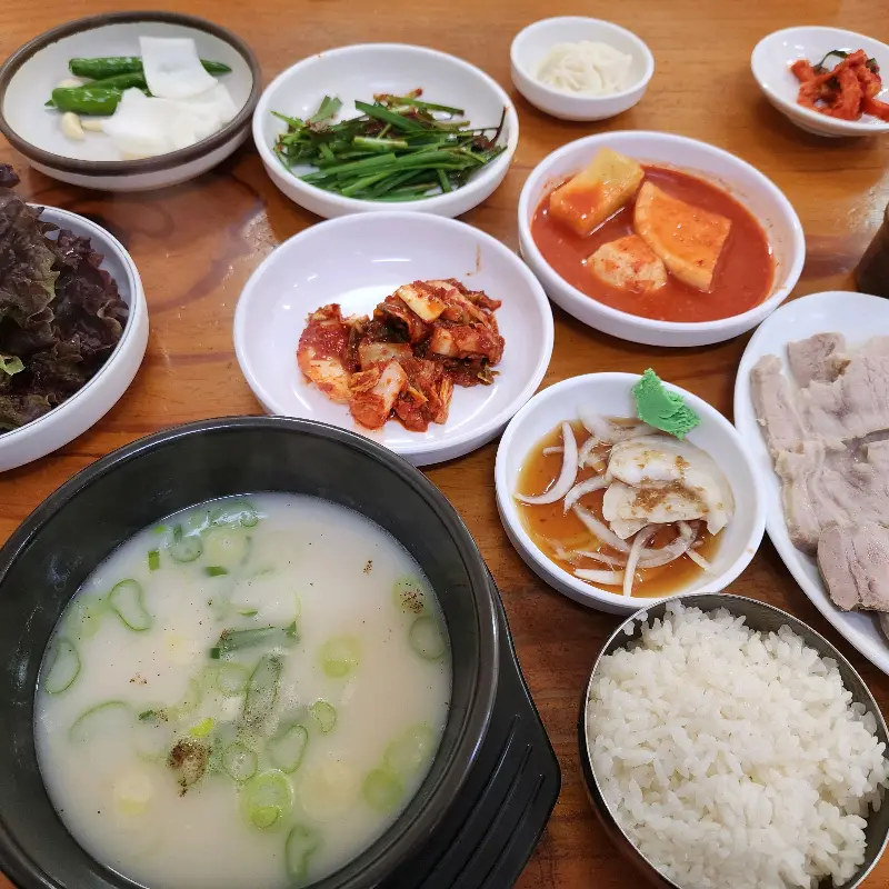 장미돼지국밥 기본 상차림