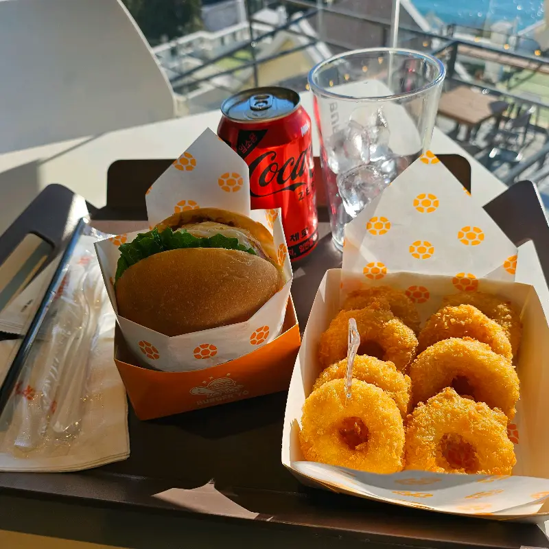 관자버거와 새우링, 콜라가 함께 제공되는 푸짐한 세트 메뉴