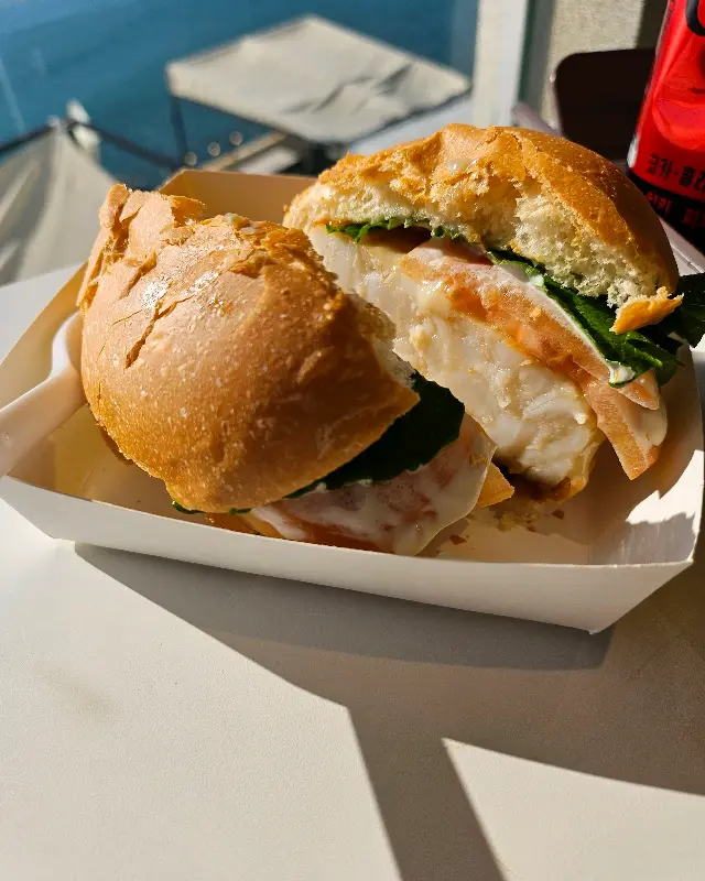 깔끔하게 포장된 버거 세트