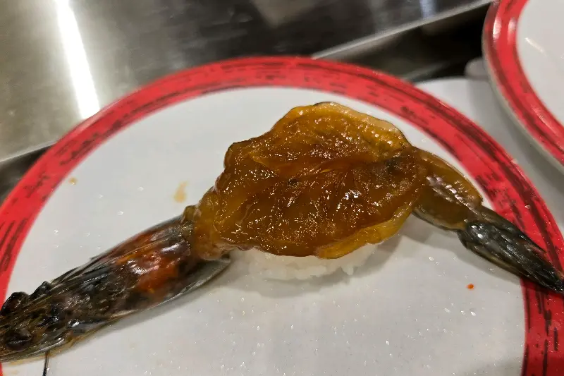 윤기가 흐르는 새우 초밥