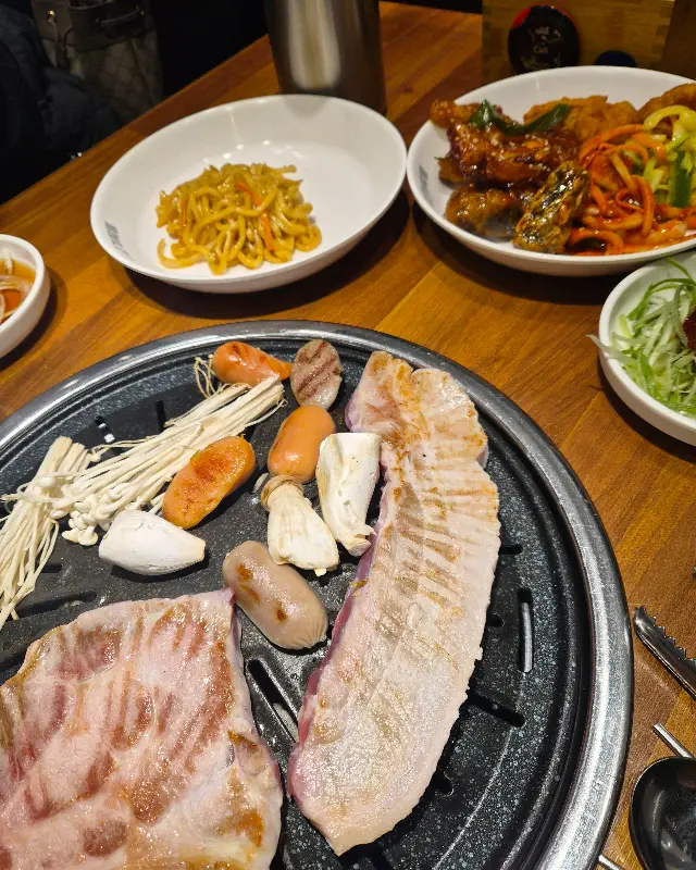 다양한 부위의 고기를 즐길 수 있는 무한리필