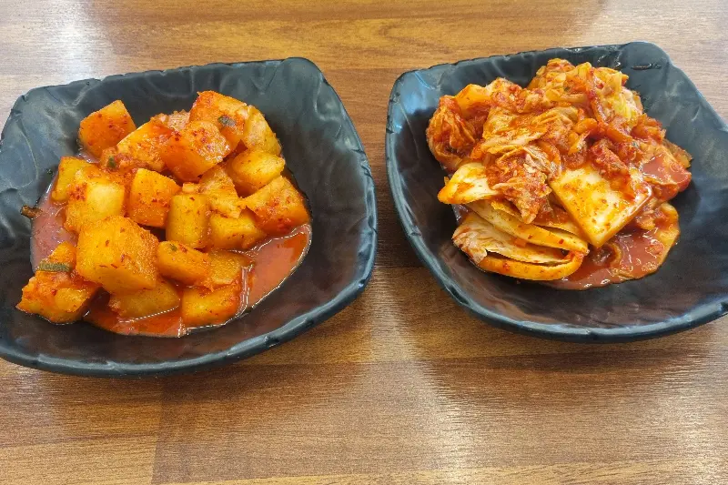 잘 익은 김치와 깍두기