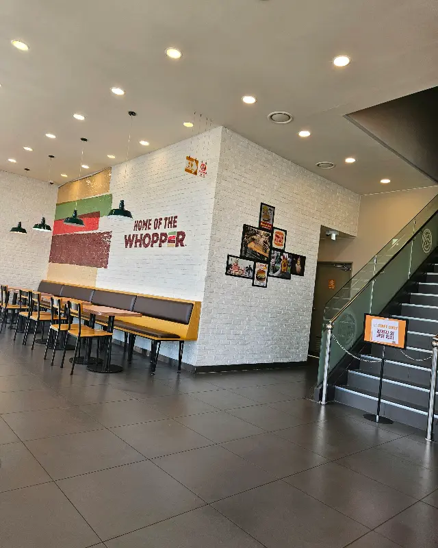 넓고 깨끗한 버거킹 매장 내부