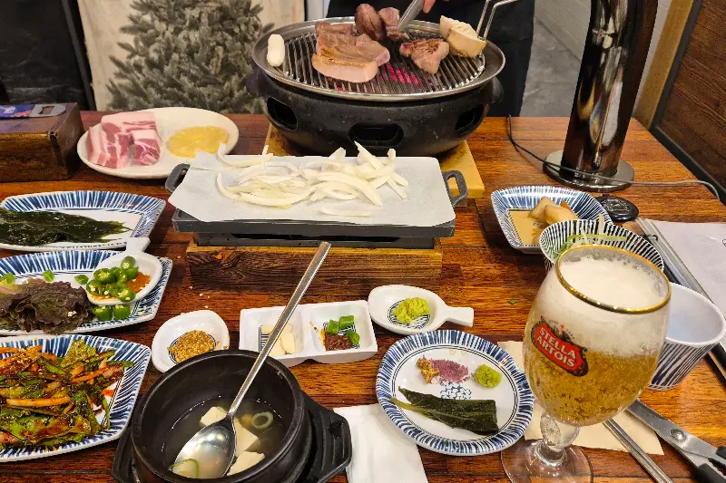 테이블 가득 차려진 음식