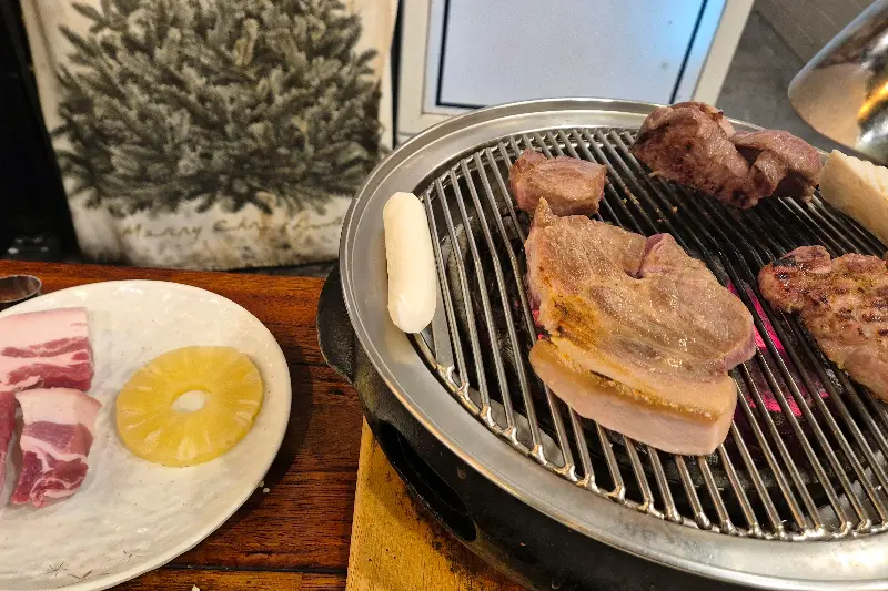 숯불 위에서 구워지는 돼지고기