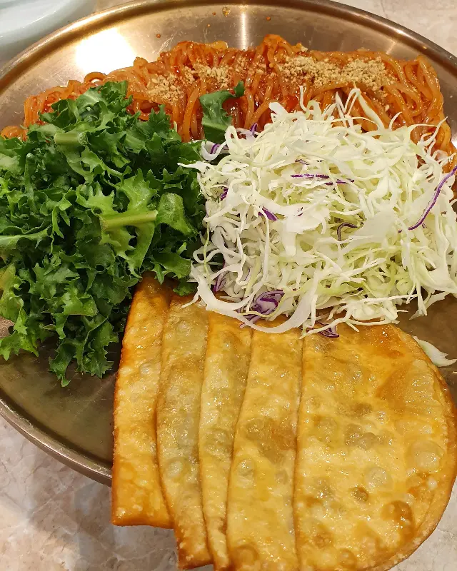 쫄면과 납작만두의 환상적인 조합