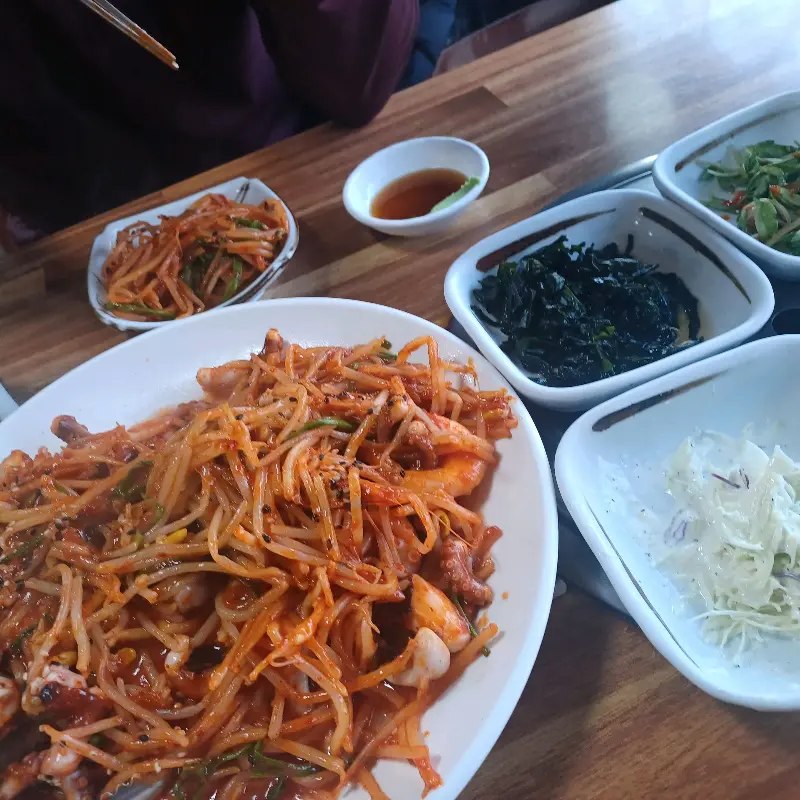 한 상 가득 차려진 갯벌낙지수제비