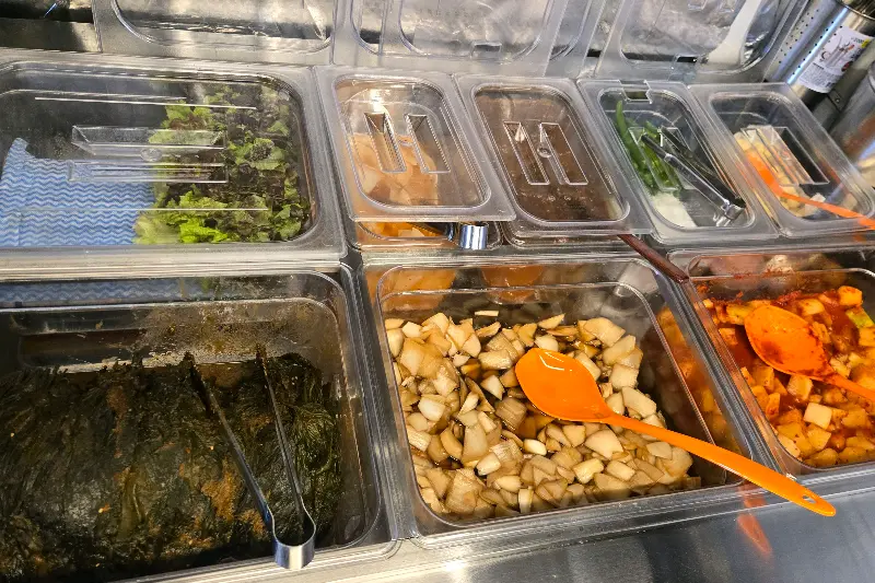 깔끔하게 정돈된 셀프바