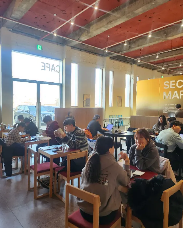 페이퍼버드 커피의 넓은 내부