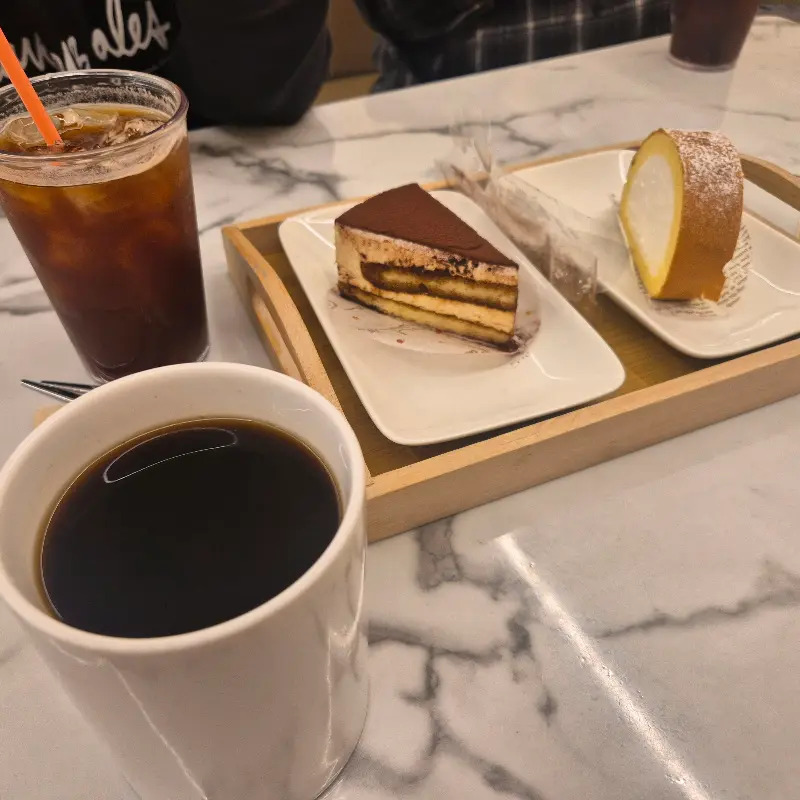 맛있는 케이크와 커피