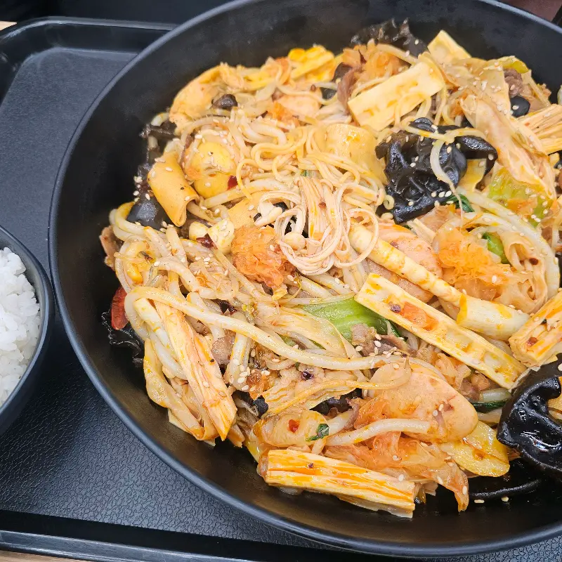 다채로운 재료가 볶아진 샹궈