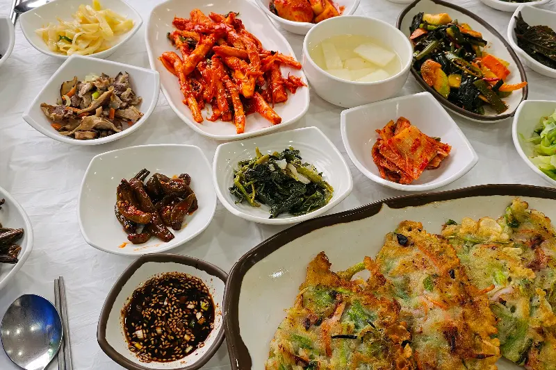 정갈하게 담겨 나온 다양한 밑반찬들