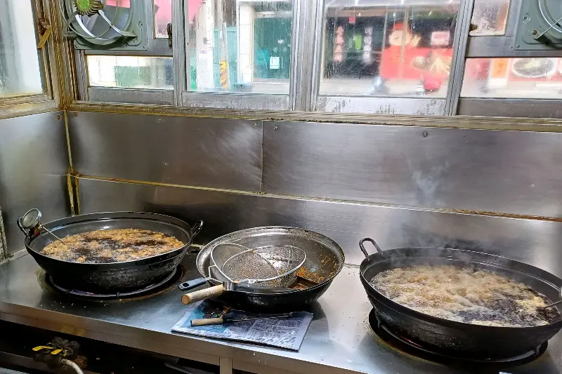 매일통닭 주방 내부