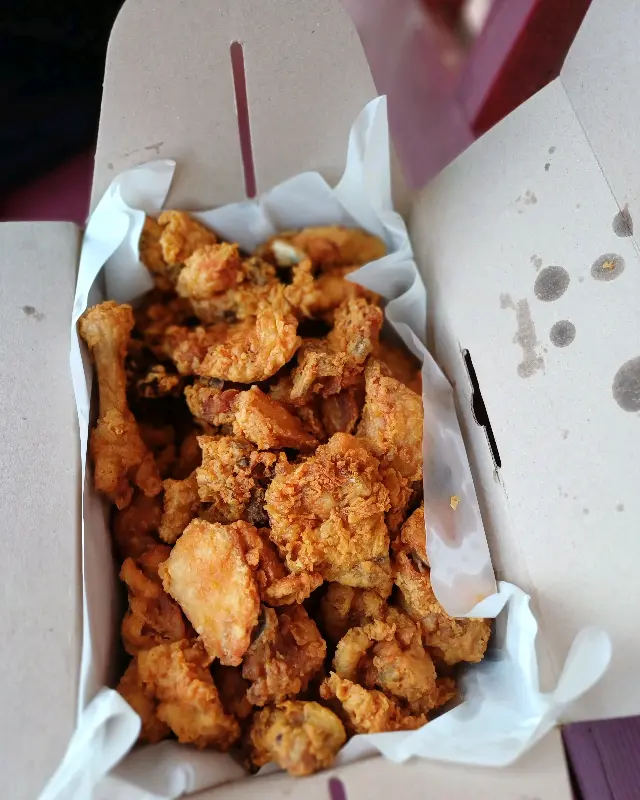 매일통닭 포장 박스 오픈 샷