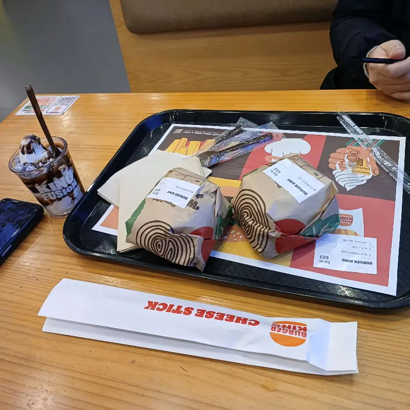 더블치즈버거 세트와 초코 아이스크림