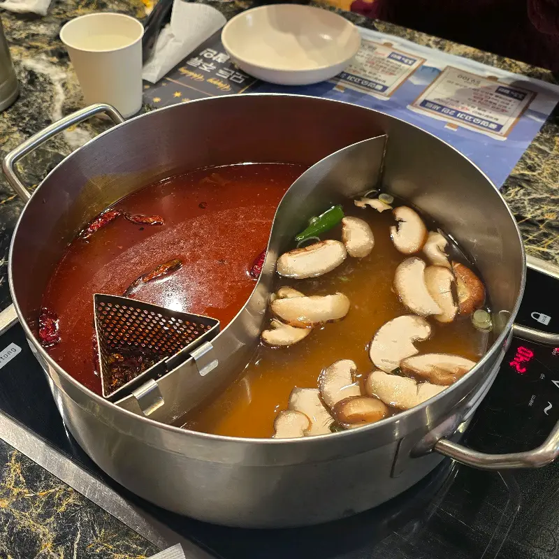 홍탕과 백탕이 어우러진 훠궈