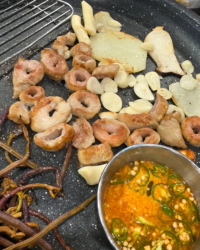 불판 위 막창과 버섯