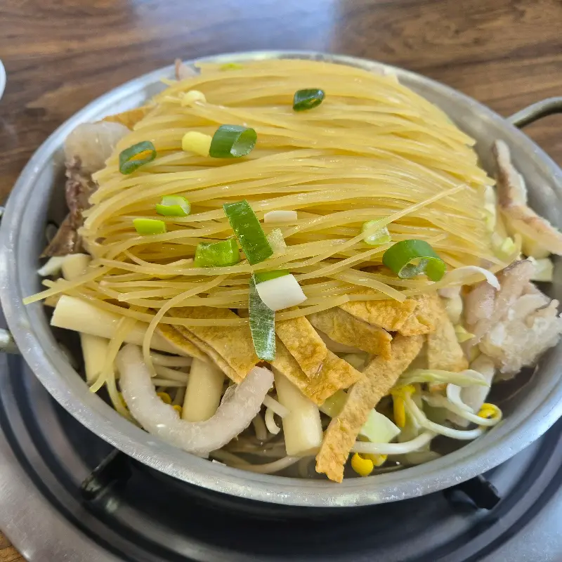 야채, 떡, 어묵, 쫄면 사리 등이 푸짐하게 담겨 있는 떡볶이 냄비