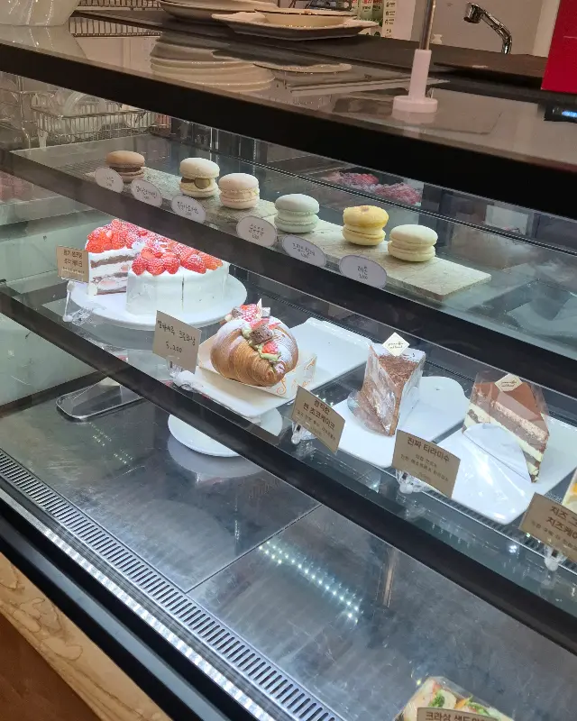 쇼케이스 안의 다양한 디저트