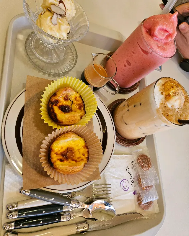 다양한 음료와 디저트가 담긴 트레이