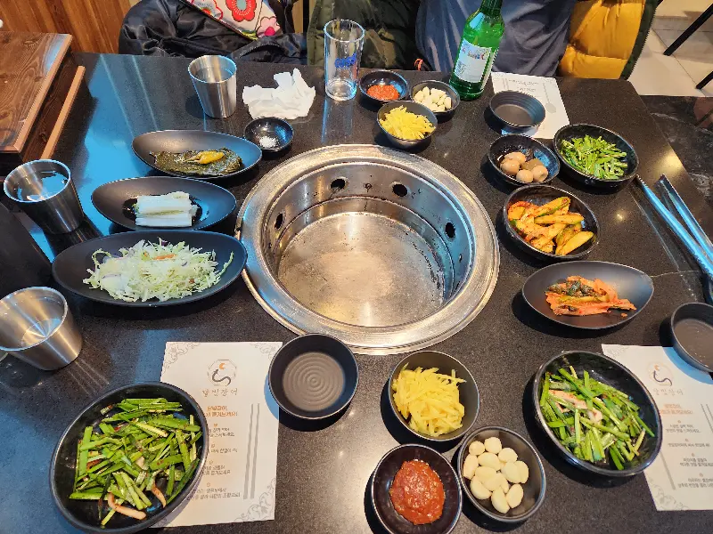 푸짐하게 차려진 밑반찬과 장어 한 상