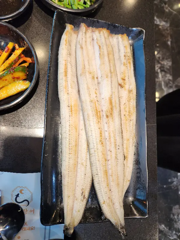 장어와 곁들여 먹으면 좋은 다양한 밑반찬들