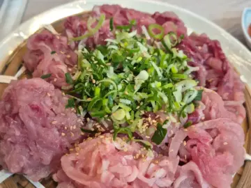 부산 서원시장, 향긋한 추억이 되살아나는 향어회 맛집 탐험기