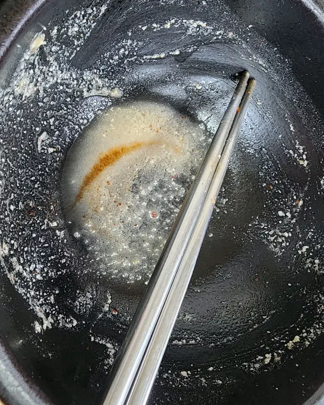 국물 한 방울 남기지 않고 비워낸 뚝배기