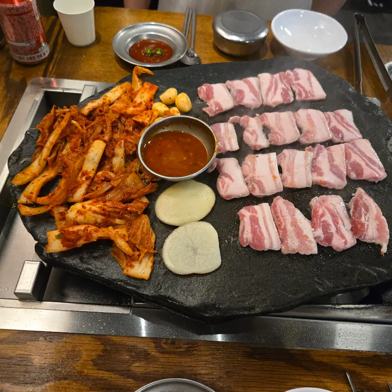 고기와 함께 구워먹는 김치