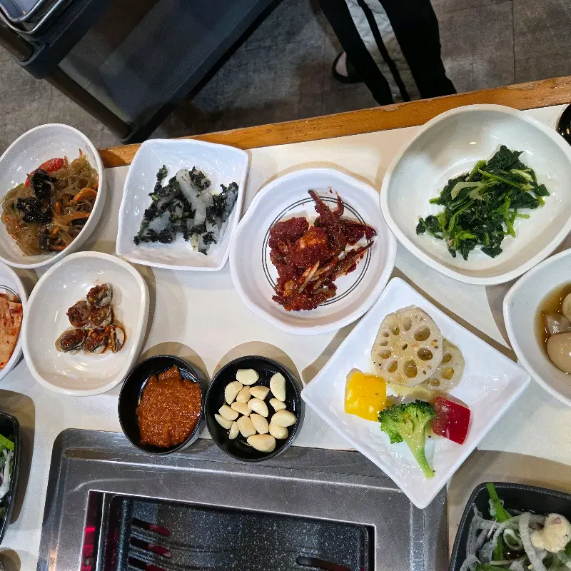 정갈하게 담긴 밑반찬