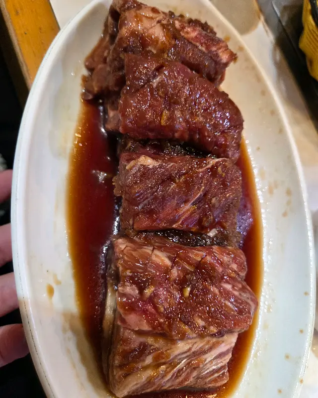 윤기가 자르르 흐르는 생갈비