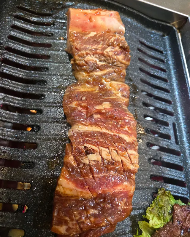 숯불 위에 올려진 생갈비