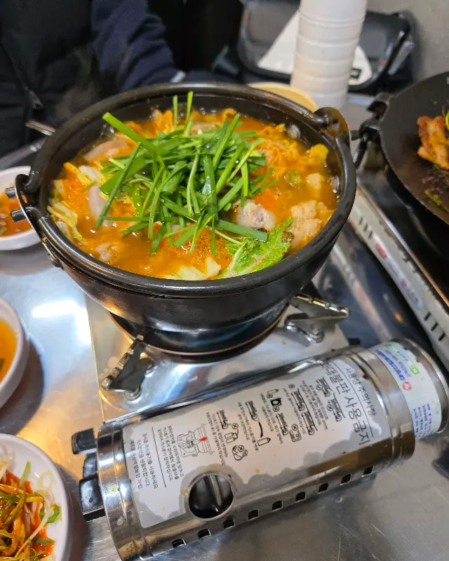 기름장에 찍은 곱창