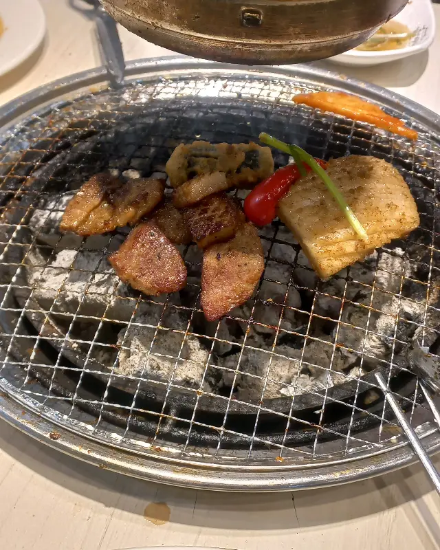 숯불 위에서 익어가는 고기