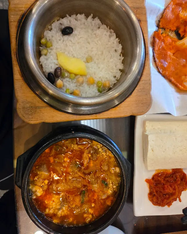 윤기가 흐르는 촉촉한 고등어 구이