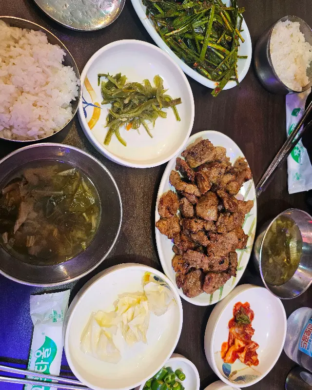 돼지갈비와 밑반찬 전체샷