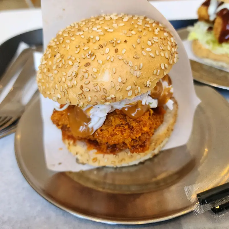 데리야끼 치킨 버거의 단면