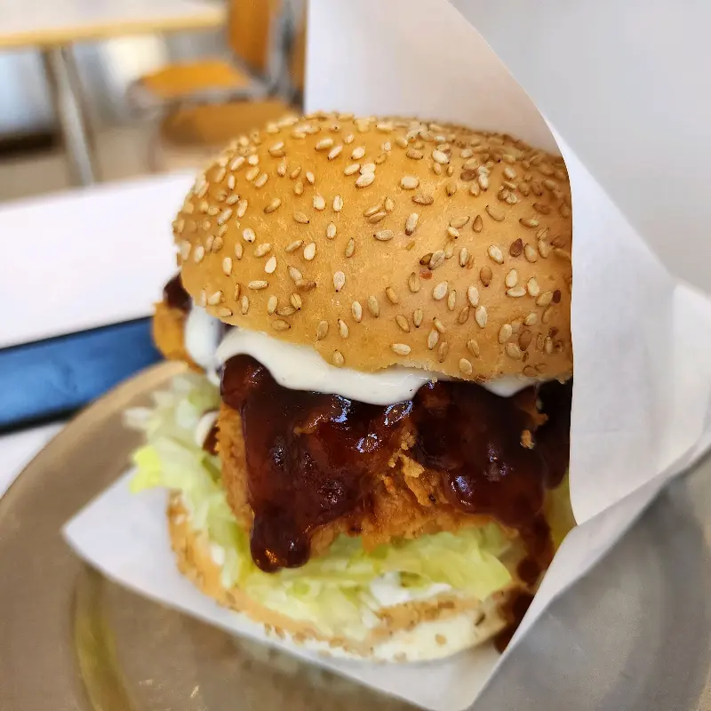 군침 도는 비주얼의 데리야끼 치킨 버거