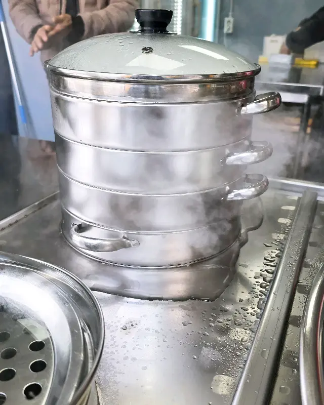 찜기 안에서 익어가는 만두