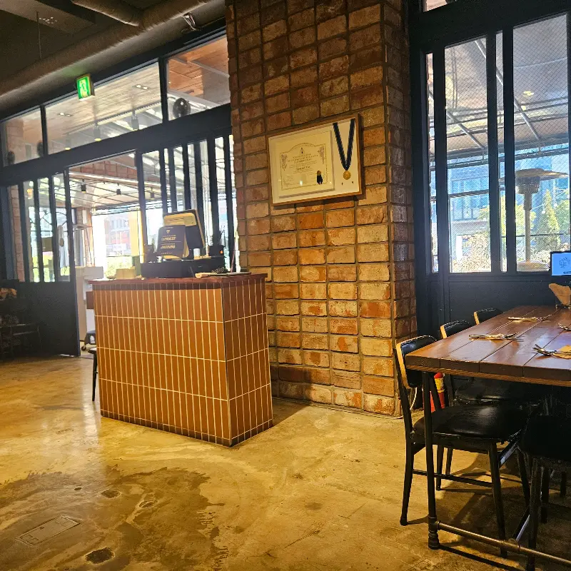 앤티크하면서도 세련된 광복경양식의 인테리어