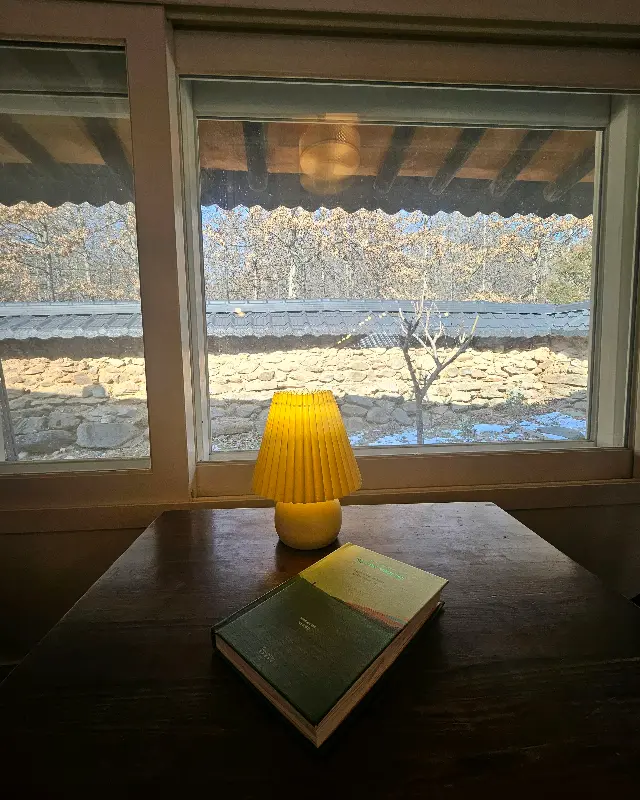 테이블 위의 램프